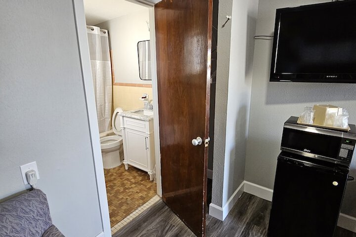 Room 13 of 18