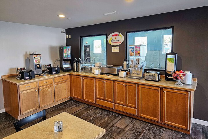 Super 8 by Wyndham Cloverdale IN