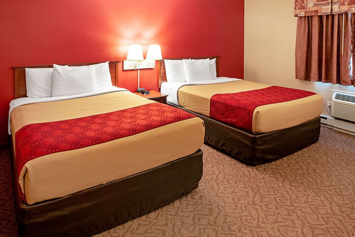 Econo Lodge Menomonie on the Bay