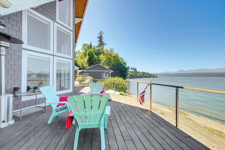 Bayfront Home w / Private Beach in Poulsbo!