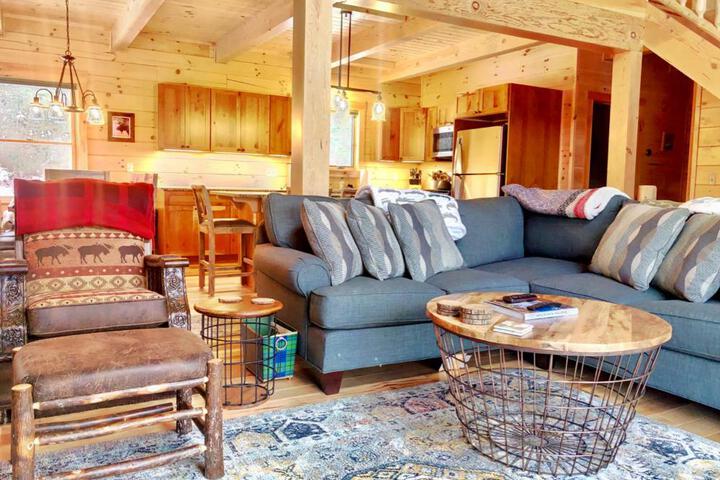 UV Log home with direct Cannon Mountain views Minutes to attractions Fireplace Pool Table AC
