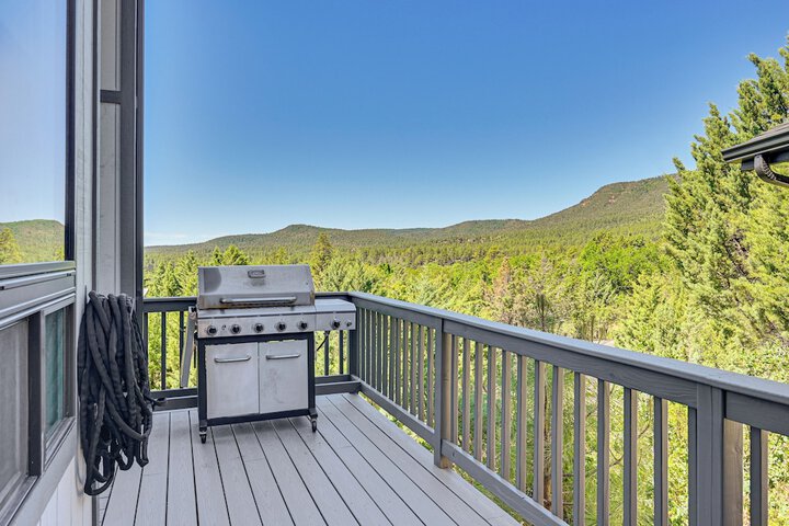 Views & Hot Tub: pineberry Modern Luxury Home