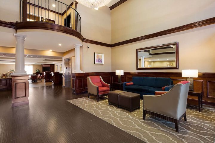 Comfort Suites Near University