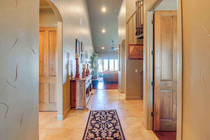 Top-floor Lake-view Condo w / Boat Dock Access