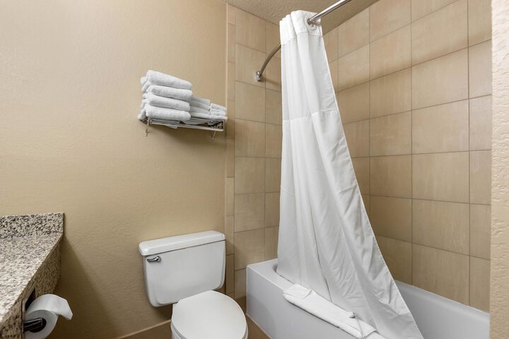 Quality Inn & Suites Des Moines - Merle Hay Road