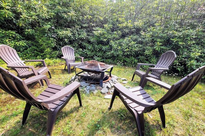 The Nest at Pinecrest by Avantstay Spacious Deck Game Room, Fire Pit