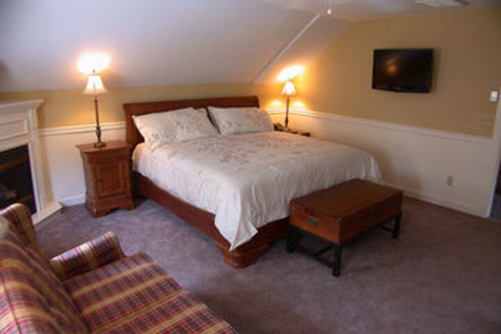 Mountaintop Lodge at Lake Naomi