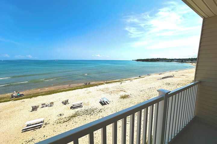 Mackinaw Beach & Bay Inn & Suites