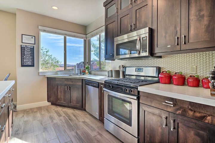 Utah Home w / Pool & Hot Tub Access Mtn Views!
