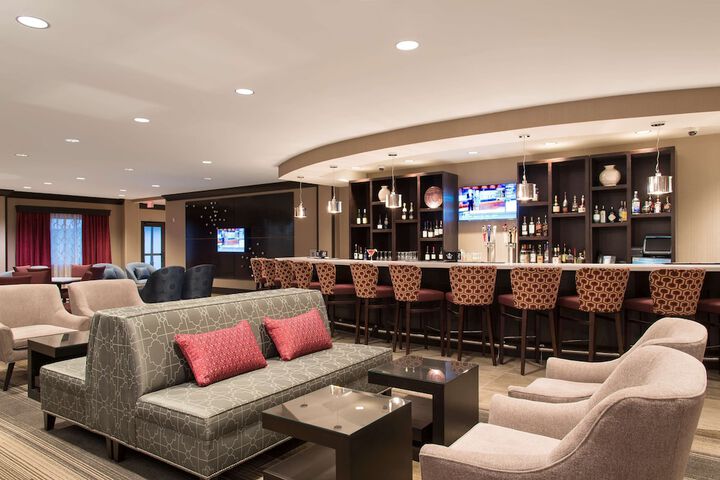 Lounge 35 of 39