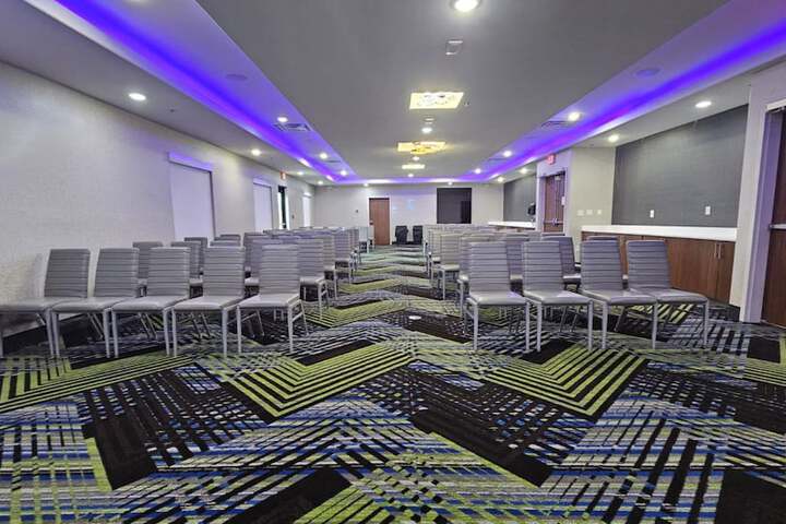 Holiday Inn Express & Suites Kansas City - Oak Grove I-70 by IHG