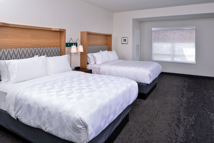 Holiday Inn & Suites Farmington Hills - Detroit NW by IHG