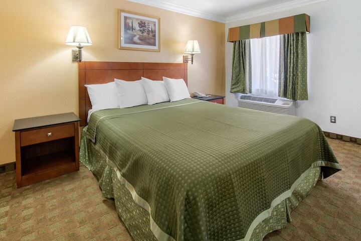 Room 17 of 28