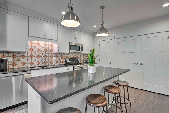 Vibrant Chic Home 20 Mi to Salt Lake City!