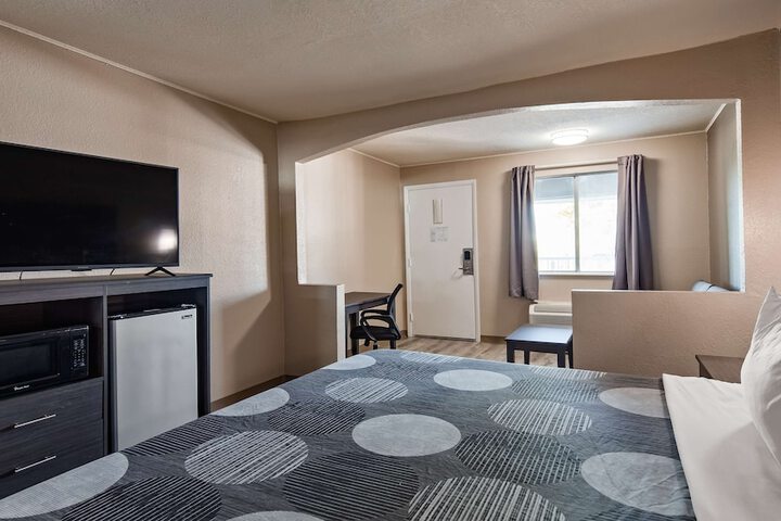 Room 6 of 25
