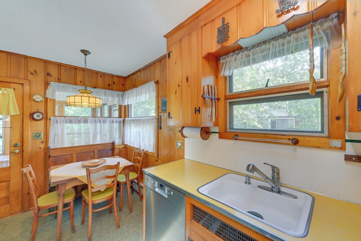 Walk to Beach: Long Island Wine Country Home!
