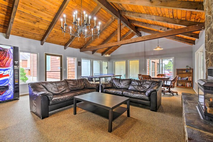 Lincoln Beach Condo w / Balcony + Ocean Views!
