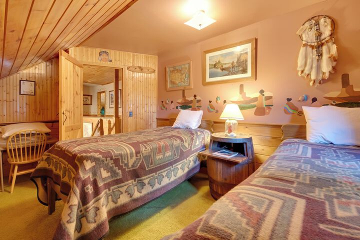Handcrafted Log Cabin in Candor: Group Getaway!