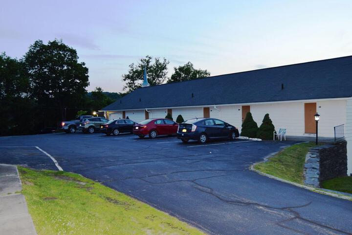 Hollow Inn & Motel