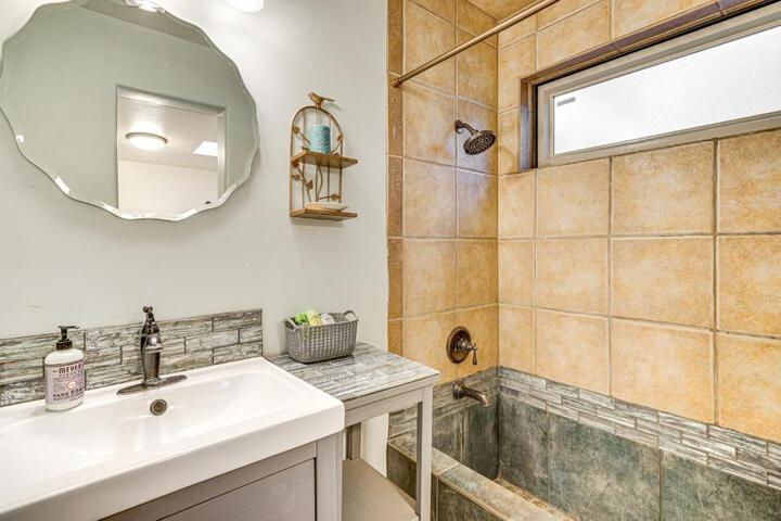 Vibrant Casa Paloma w / Patio - Near Vineyards!