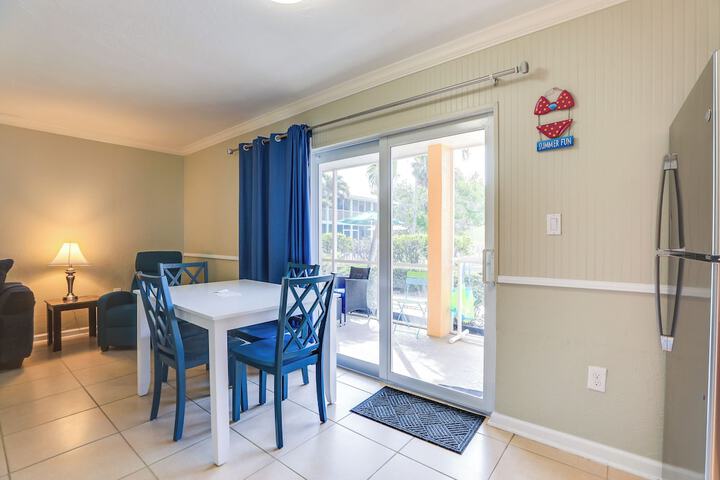 Sunlit Longboat Key Escape w / Private Resort Beach
