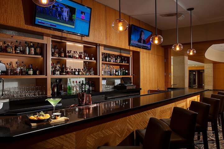 Lounge 94 of 105