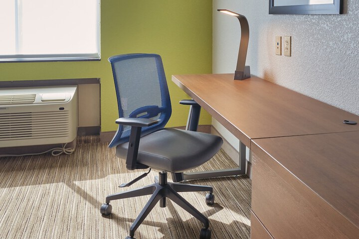 Holiday Inn Express & Suites Akron Regional Airport Area by IHG