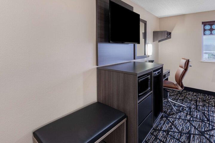 Room 25 of 28