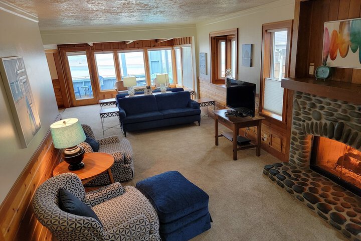 The Waves / The Argonauta Inn/The White Heron Lodge