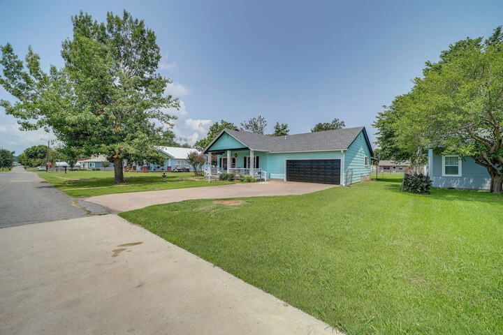 Walk to Lake Parks & Dining: Eufala Family Home!