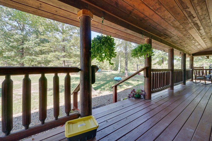 Secluded Broken Bow Cabin w / Fire Pit and Deck!