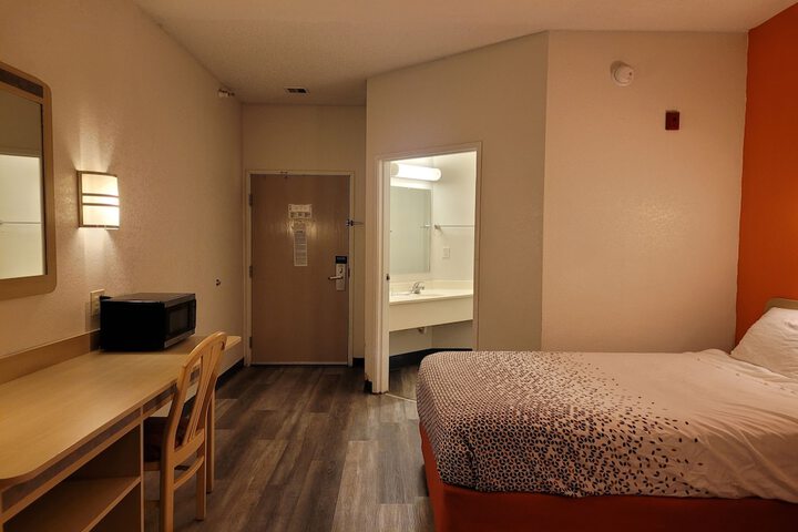 Modern Stay 39 Lakeview by OYO Minonk Garden