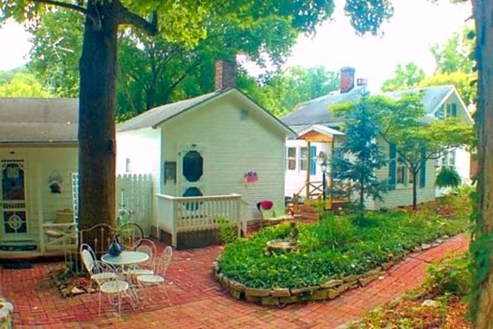 Maple Leaf Cottage Inn