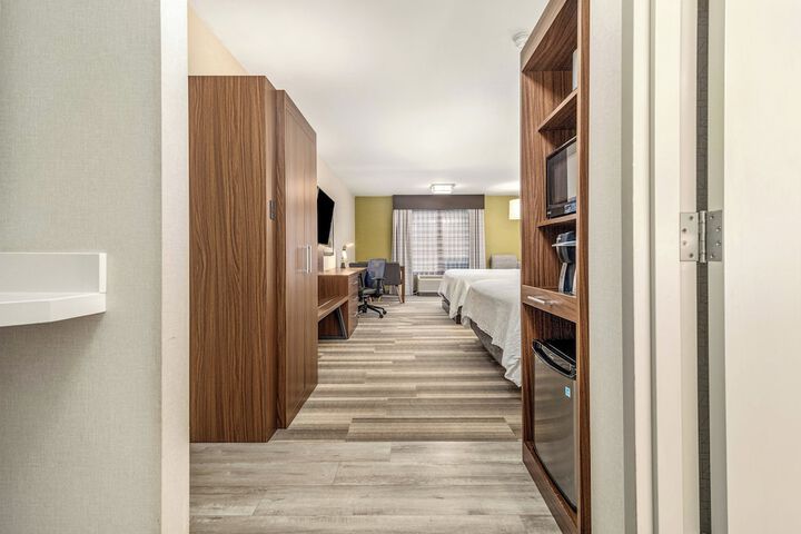 Room 15 of 348