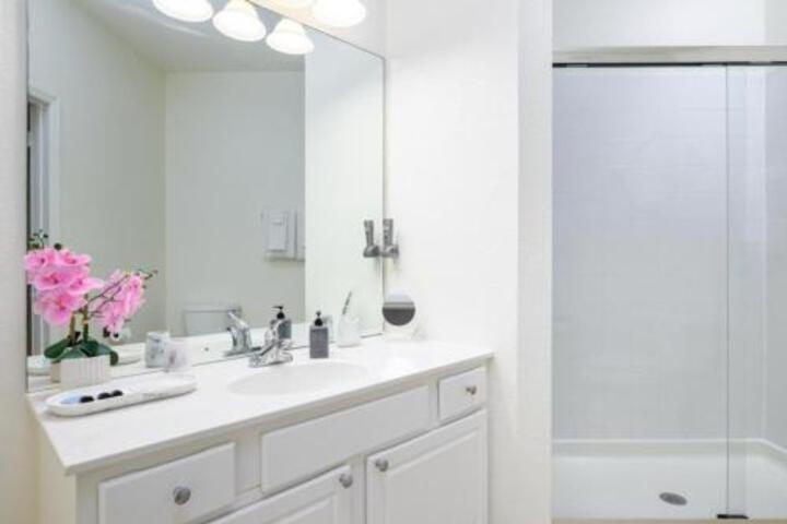 Brand New Super Cool Fountain View Condo by Main Pool Near Parks & OCCCC