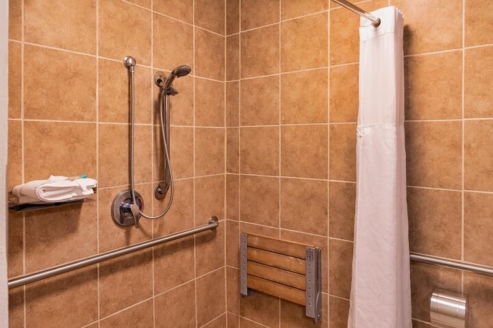 Cottonwood Suites Savannah Hotel & Conference Center