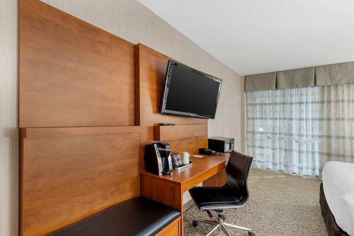 Clarion Hotel & Suites