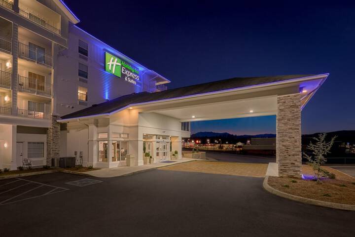 Holiday Inn Express and Suites Pigeon Forge Sevierville by IHG