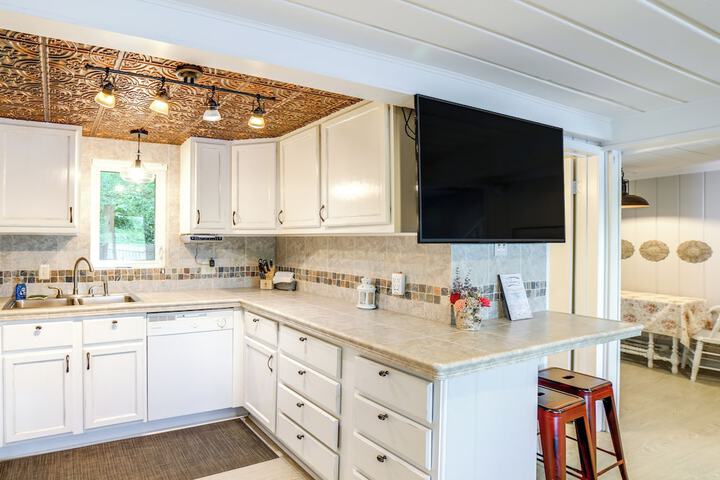 Big Pine Island Lake Cottage w / Boat Dock & Kayaks
