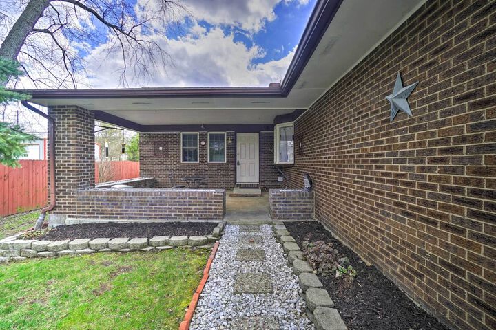 Delightful Tipp City Unit w / Covered Patio!