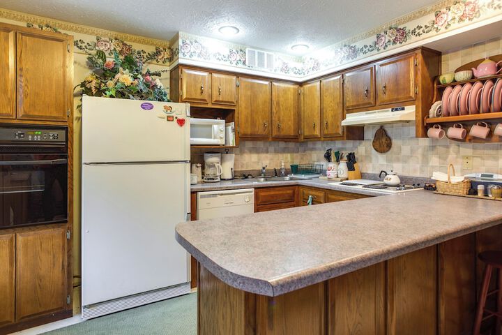 Large & Private Guest House Apt w / Patio + Views!
