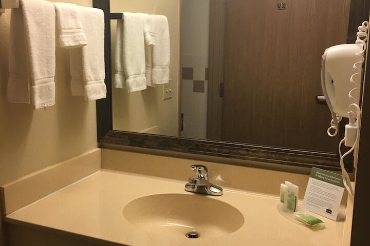 AmericInn by Wyndham Monmouth