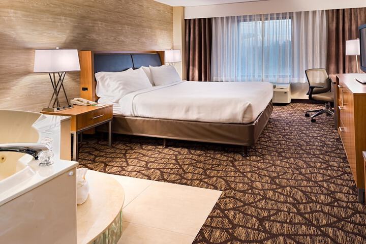 Holiday Inn Hotel & Suites Warren by IHG