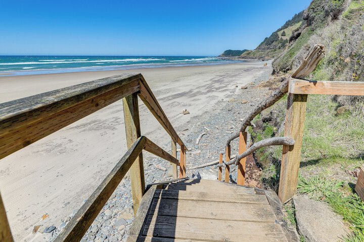 Peaceful Winter Retreat: Oregon Coastline Beach!
