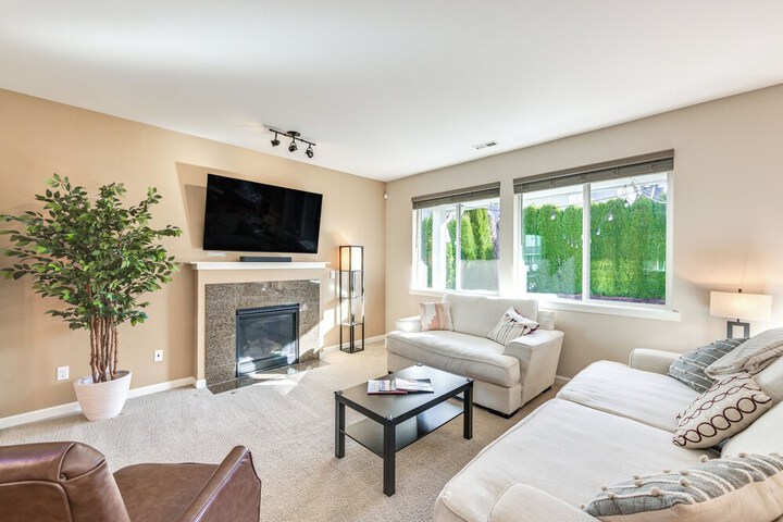 Spacious Kent Home Near Seatac Airport w / Patio