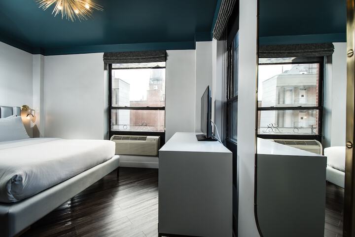 Room 10 of 18