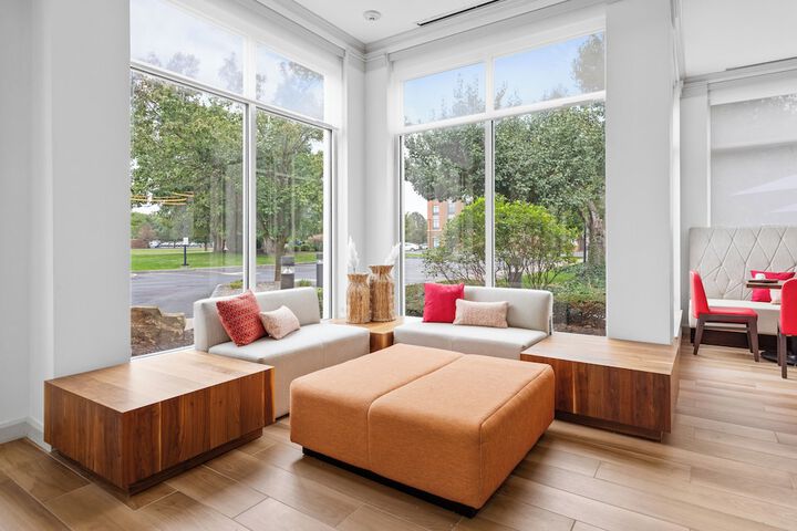 Lounge 46 of 53