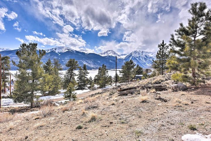 Gorgeous Twin Lakes Home w / Deck Overlooking Mtns!