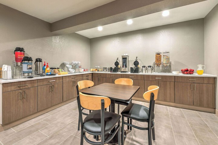 Hawthorn Extended Stay by Wyndham Bedford / Dallas