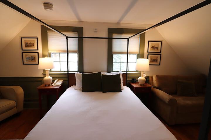 Room 28 of 144